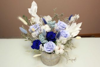 Blue and white preserved flowers arrangement Montreal